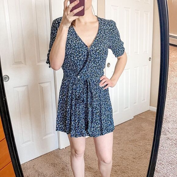 Faithfull The Brand Oslo Mini Dress in Blue Ditsy Floral 4 - Picture 6 of 15